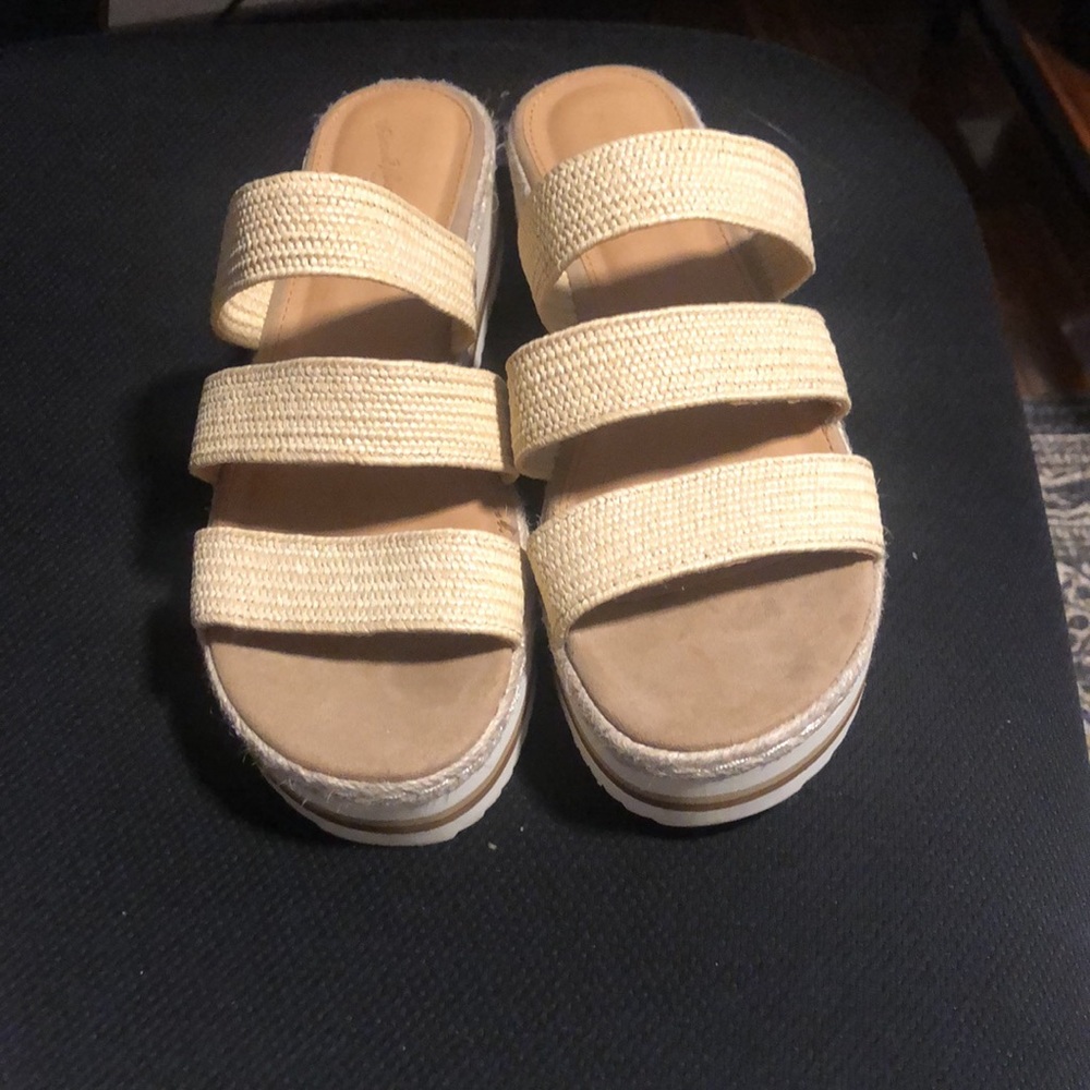Used like new chunky cream wedge sandals! Size 9!